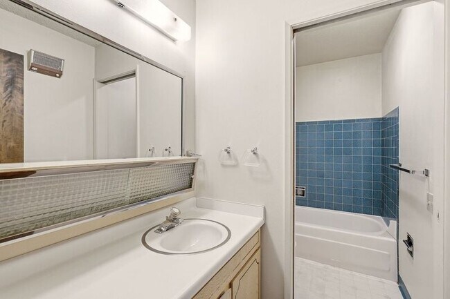 Building Photo - 3102 E 27th Ave