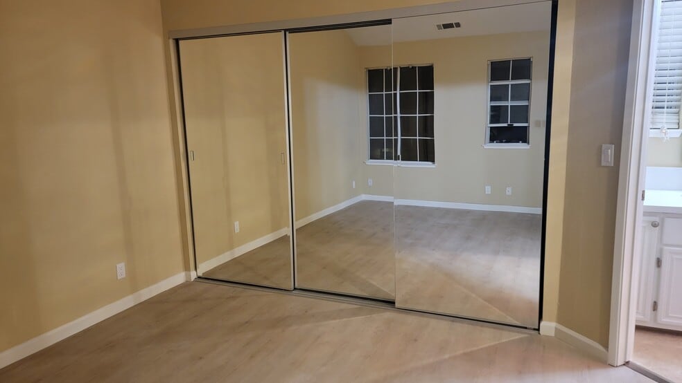 Building Photo - 119 Commodore Dr