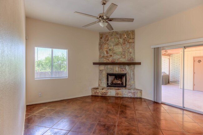 Building Photo - 1422 S Moonflower Ln