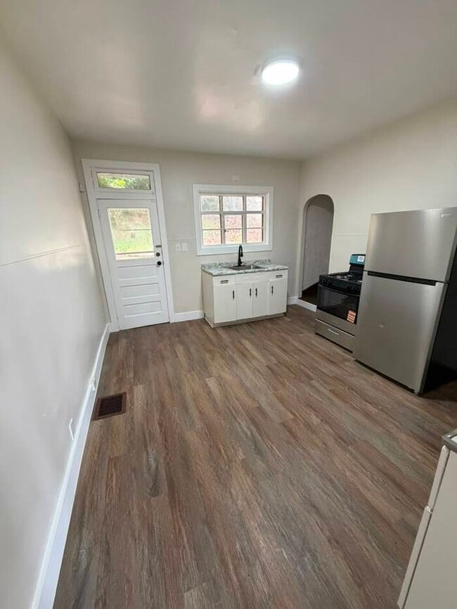 Building Photo - Comfortable Family Home with Modern Updates