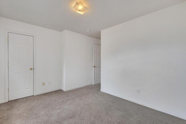 Building Photo - Townhome Close to Amenities!