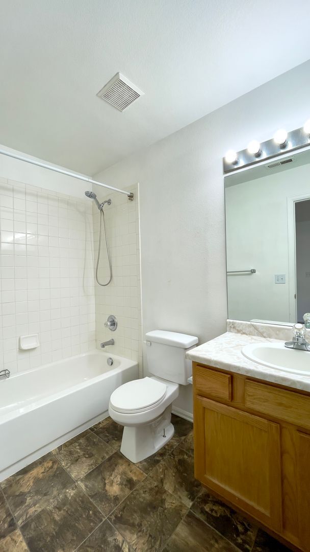 Building Photo - Upper 2 bed, 2 bath Condo on Leland for rent!