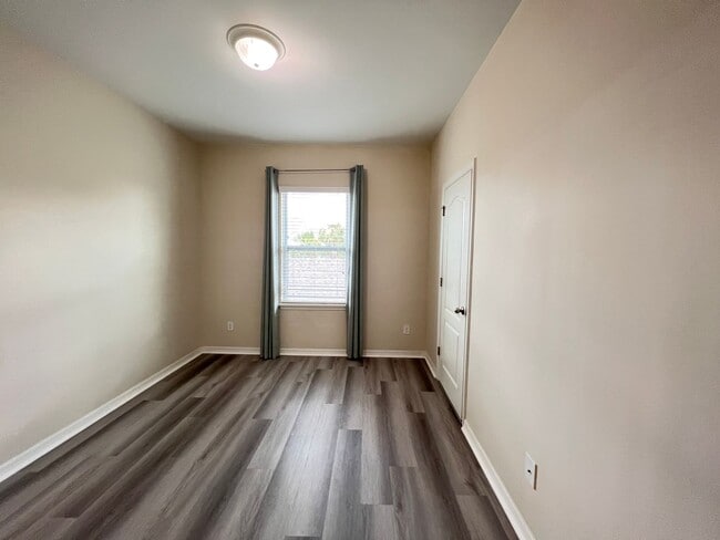 Building Photo - Beautiful Townhouse at Windermere availabl...