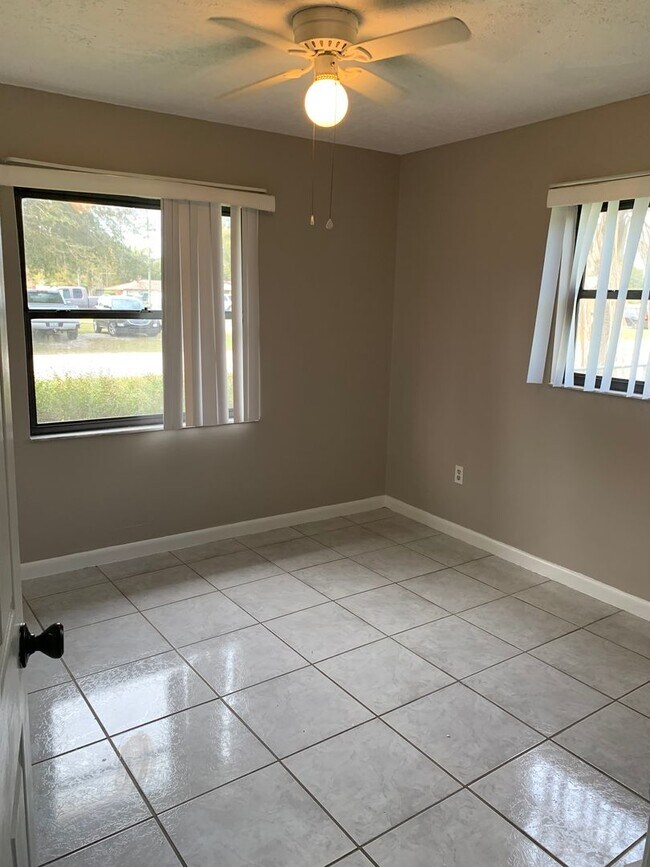 Building Photo - Charming 3 bedroom/1.5 bath Fenced Home in St.Cloud