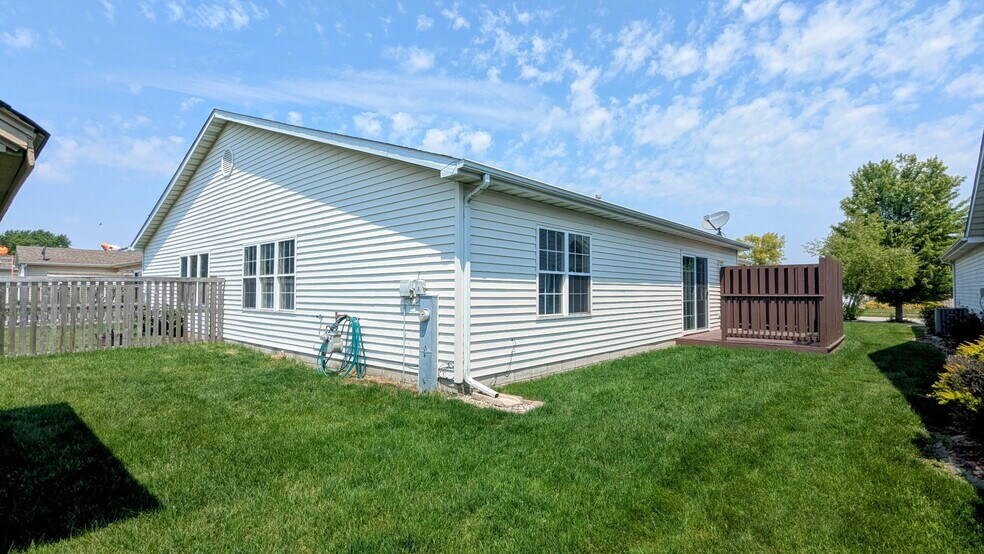 Building Photo - 1643 Chestnut Dr