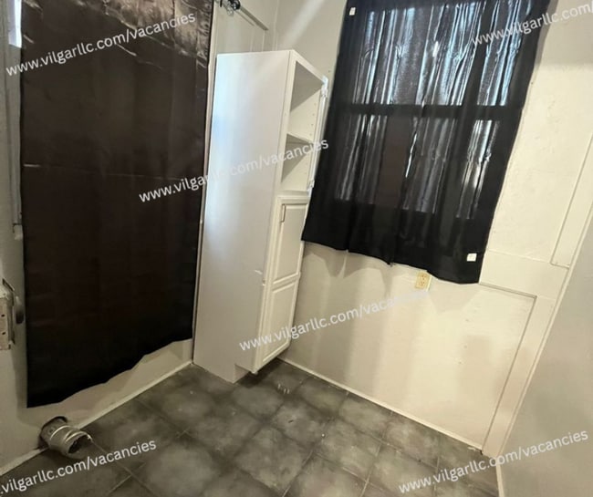 Building Photo - 3910 Deodar St