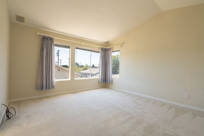 Building Photo - ***Exceptional 3BR/2.5BA Residence in Prime *** San Leandro Location