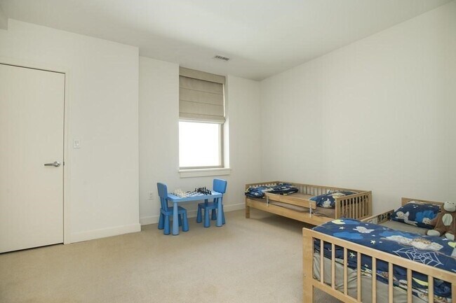 Building Photo - 323 Boylston St