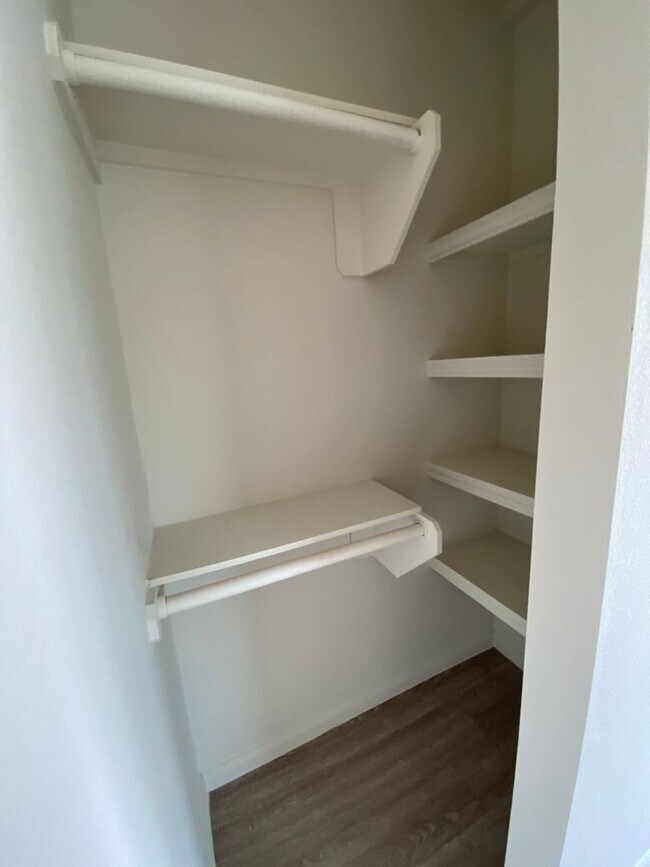 Building Photo - Move in Ready 3 bd/2 ba with bonus rooms!