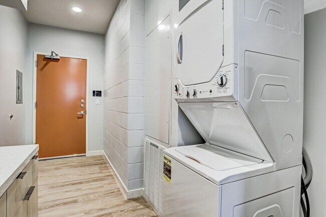 Building Photo - 3113 St Charles St