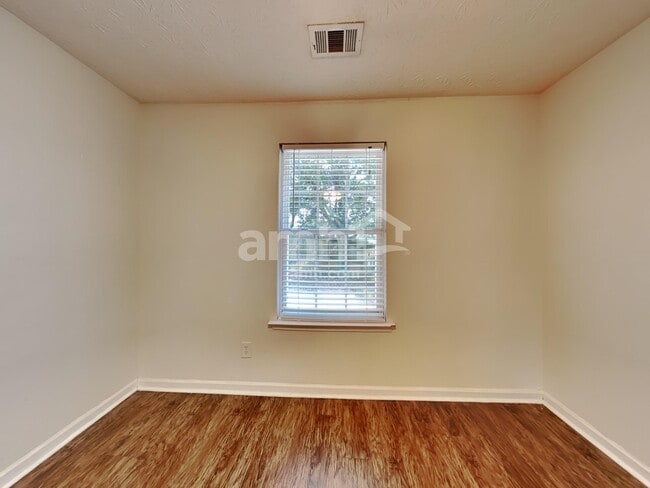 Building Photo - 307 Meadows Ln