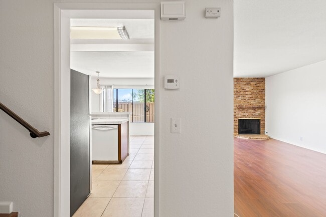 Building Photo - Spacious & Central 3BR/2.5 BA Town Home