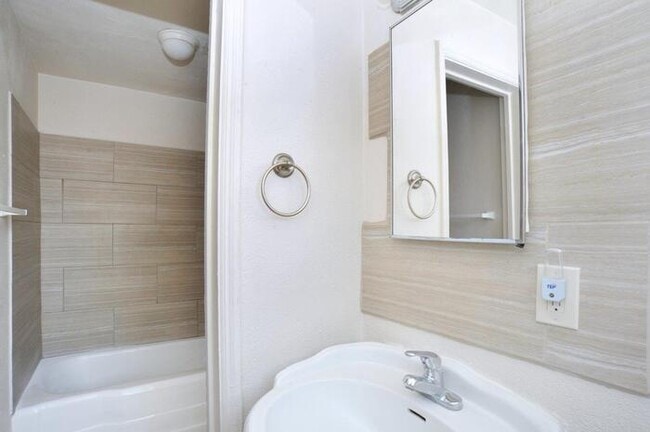 Building Photo - Cntrally Located 4 bedroom home