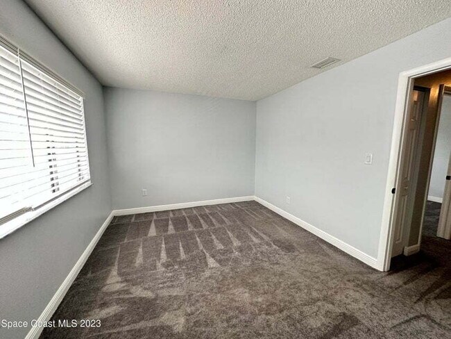 Building Photo - Titusville Townhouse