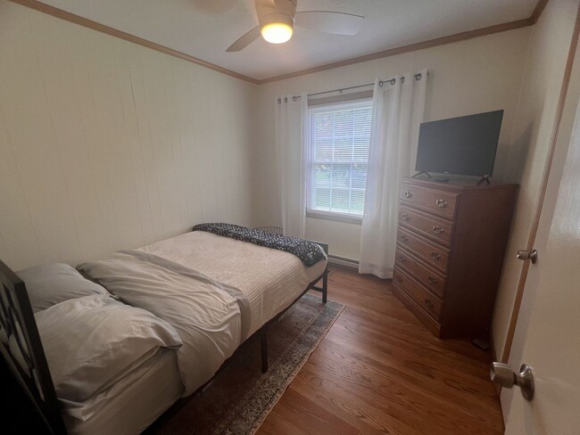 Building Photo - Charming 3 bedroom, 1 1/2 bathroom home in...