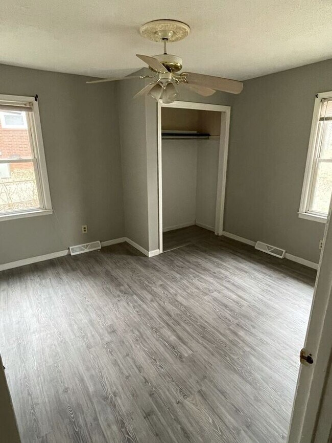 Building Photo - Split Level 3 bedroom 2 bath house with shed