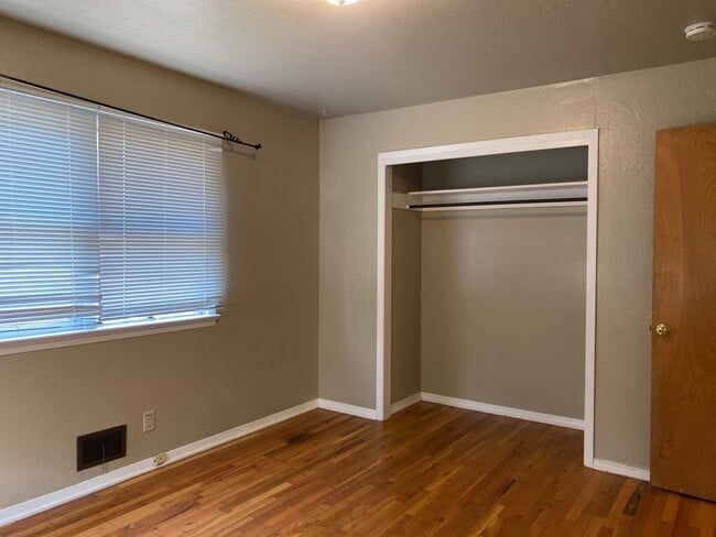 Building Photo - STUDENTS WELCOME! Ranch Home w/ Finished Basement, Fenced Yard and Two Kitchens