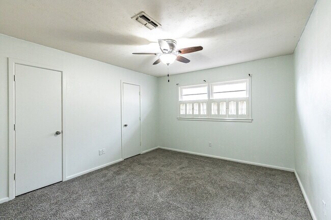 Building Photo - Charming 3 bedroom 2 bathroom