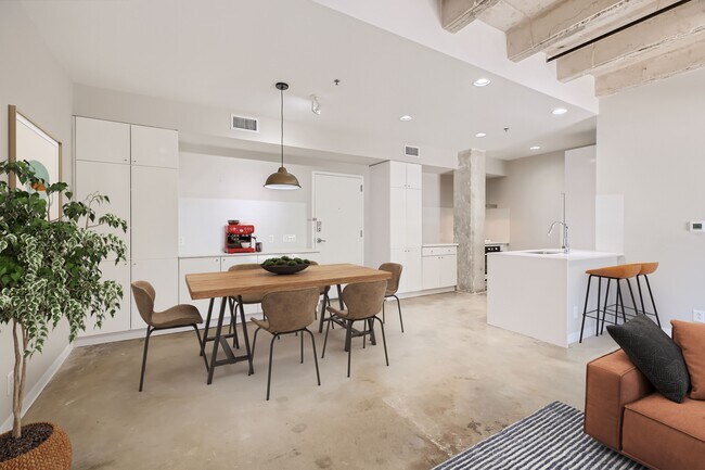 Building Photo - 1115 S Alamo St