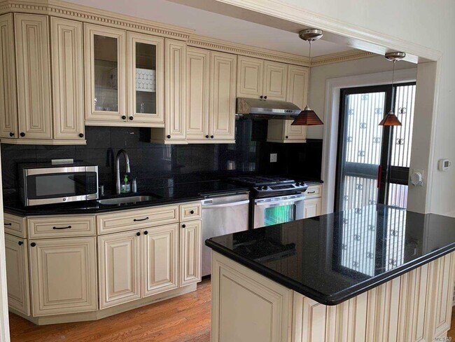 Building Photo - 141-18 Booth Memorial Ave