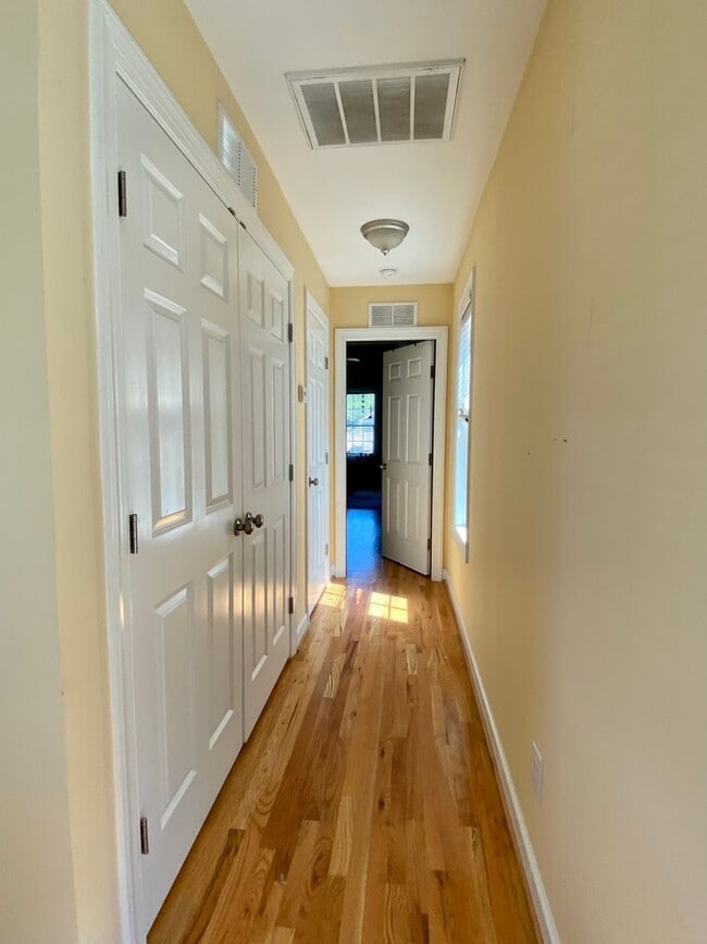 Building Photo - 3925 Lexington Dr