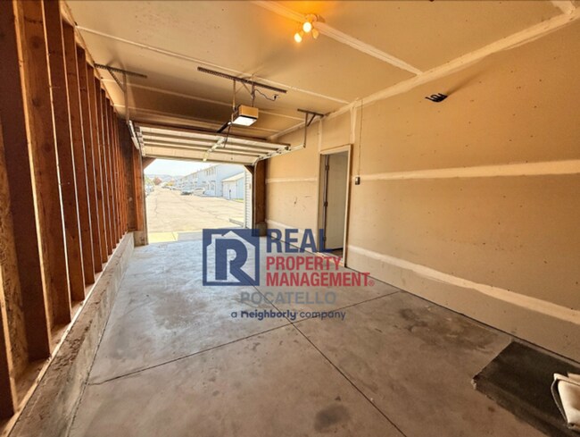 Building Photo - 3 Bedroom 1.5 Bath Apartment - 1 car garage