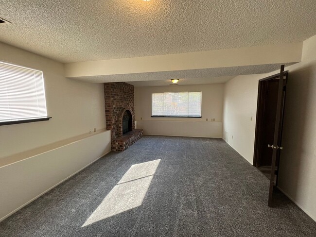 Building Photo - Super Clean Split Level Home with Huge Yard!