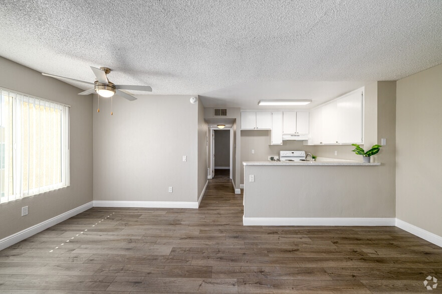 2BR, 2BA - 800SF - Living Room - Date Palms
