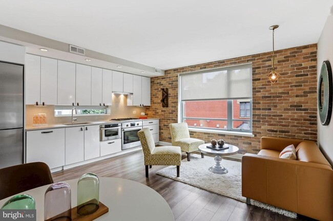 Building Photo - Practically new 1bd/1ba steps to Logan Cir...