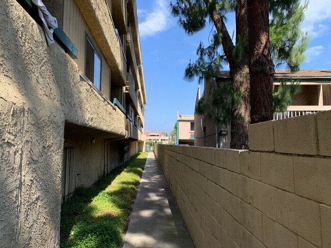 Building Photo - GREAT & SPACIOUS 2BD 2BA FOR LEASE!
