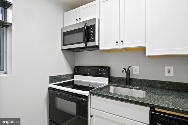 Building Photo - 1721 Queens Ln