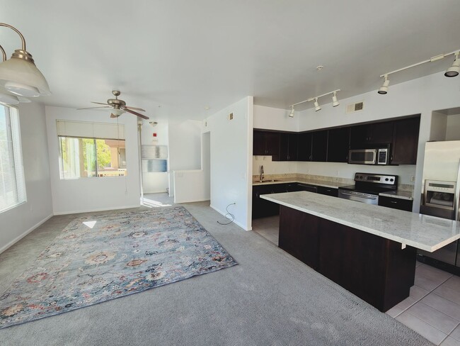 Building Photo - Lovely Parkside Townhome!