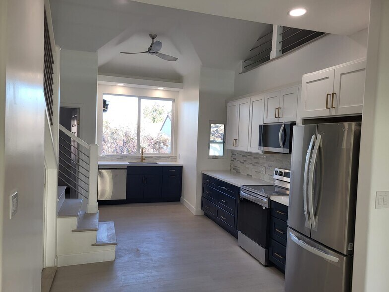Updated kitchen with new appliances - 133 E Reed St