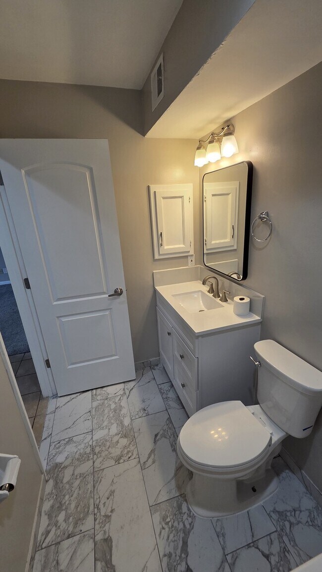Building Photo - 2-Bed, 2-Bath Rental with Spacious Living ...