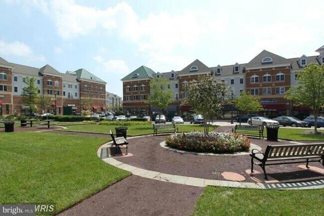 Building Photo - 308 Garden View Square