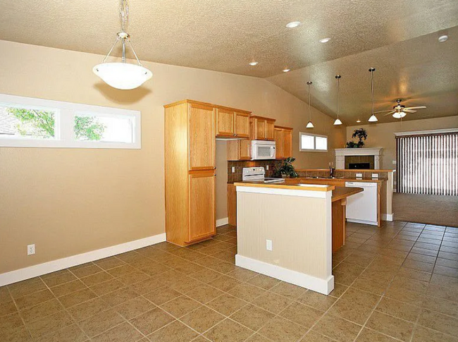 Building Photo - Meridian Home Near Everything!