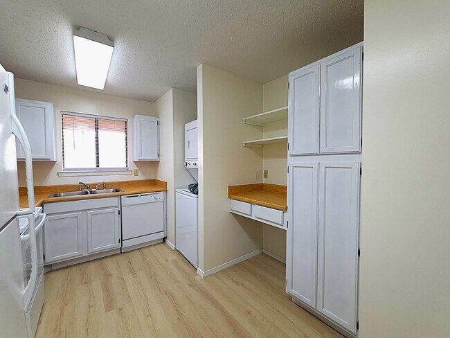 Building Photo - Get ready to fall in love with comfortable, carefree living at Courtyard Condominiums in Tyler, TX!