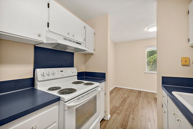 Building Photo - North Tacoma Condo Living | 2 Bed, 1.5 Bath End-Unit | Great Amenities!