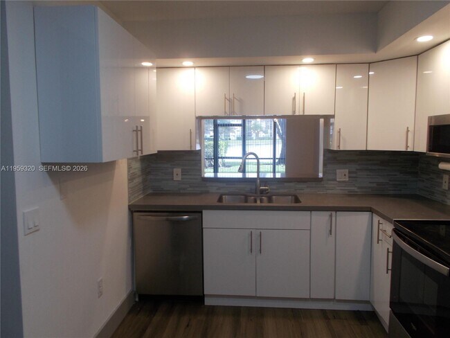 Building Photo - 701 SW 141st Ave