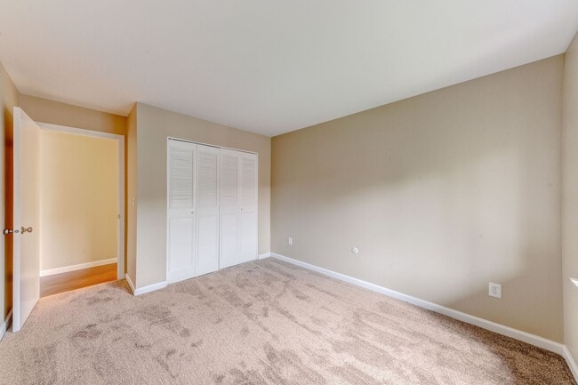 Building Photo - Welcome to a charming 1-bedroom, 1-bathroo...