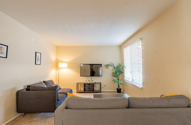 Building Photo - 1047 E Alameda Dr