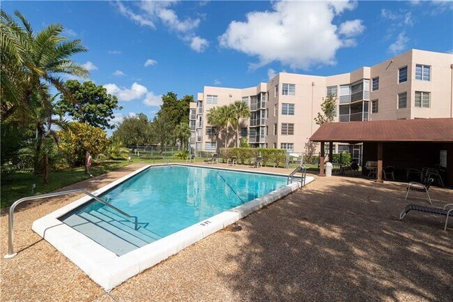 Building Photo - 1811 Sabal Palm Dr