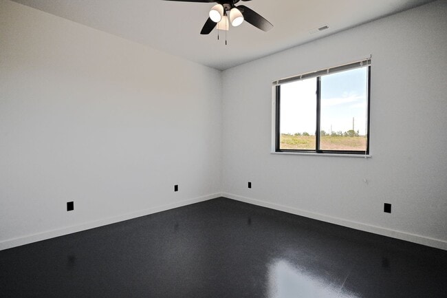 Building Photo - 1495 Oxbow Dr