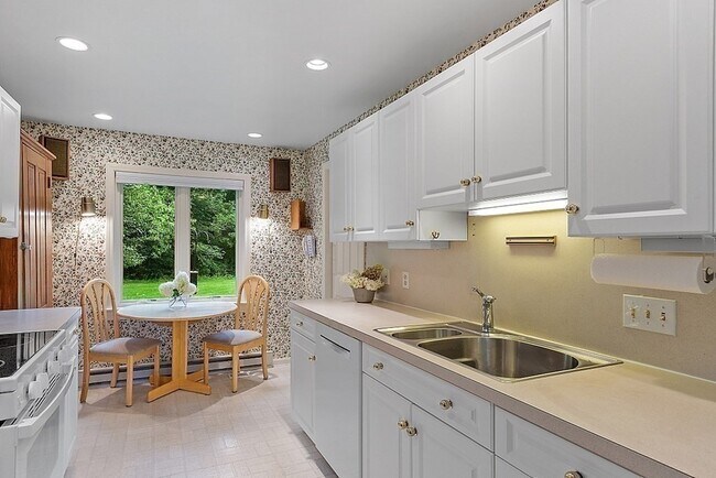 Building Photo - 5 Daybreak