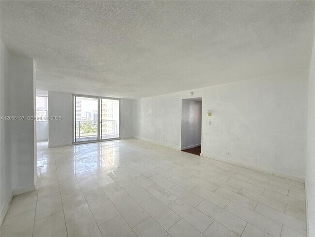 Building Photo - 1904 S Ocean Dr