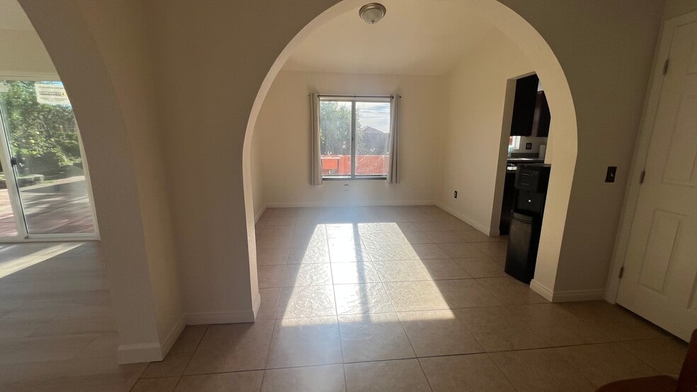 Dining area - 38238 La Loma Ave