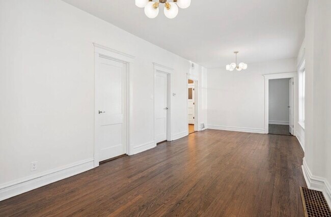 Building Photo - 2207 W School St