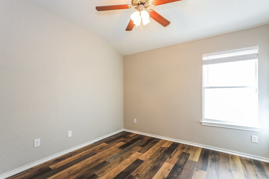 Building Photo - 610 Point Meadow