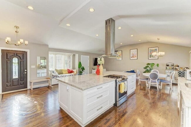 Building Photo - 857 Kings Point Dr W