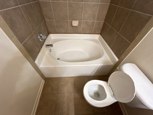 Building Photo - 1405 Cinch